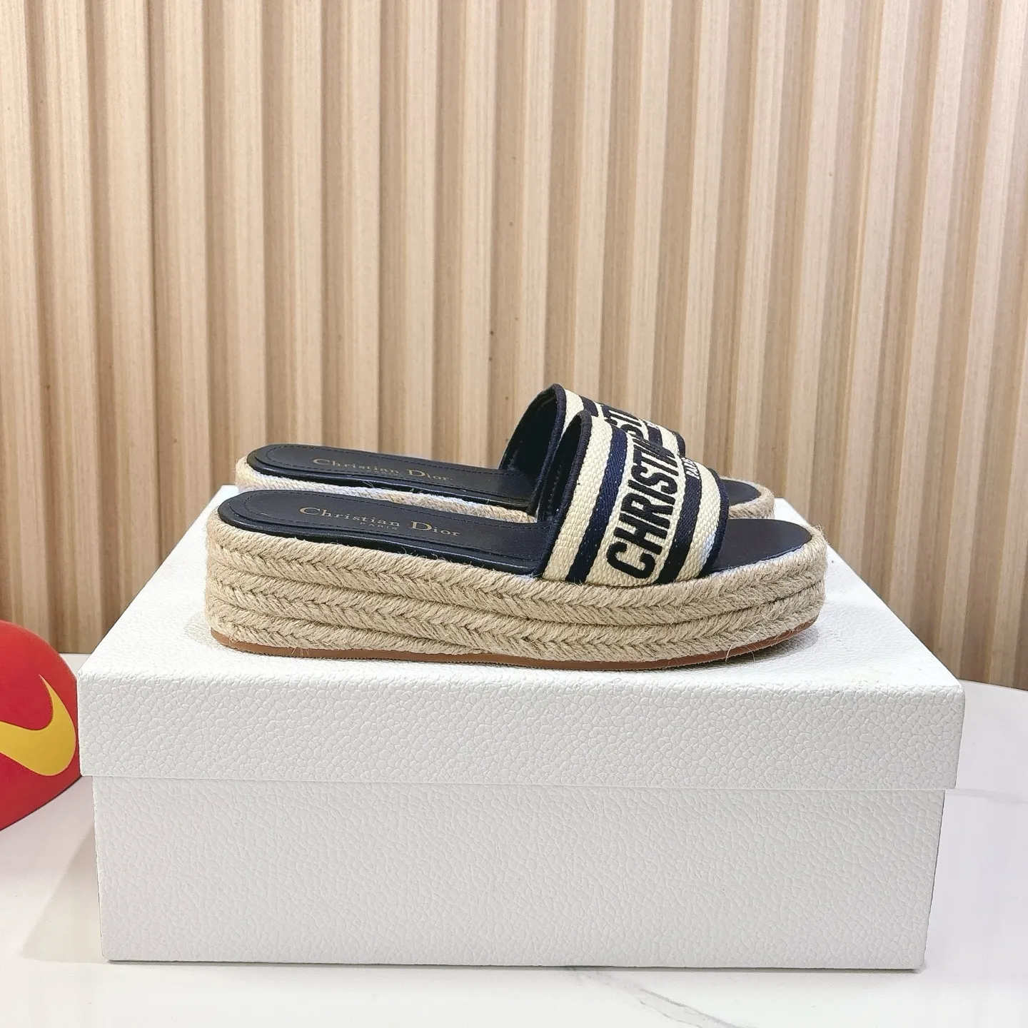 👟👟Ex-factory price 460👟👟 Dior 25ss spring and summer new IVIETA DWAY flat slippers sandals, original development of the top version on the market, CD letter logo three-dimensional embroidery thick-soled round toe open-toe slippers, soft and delicate foot feel, extremely comfortable, imported raffia electric embroidery on the upper, high-temperature water-soluble cotton technology fabric, water-dyed cowhide foot pad lining, original consistent combination outsole Code number: 35-41 (40.41 customized)